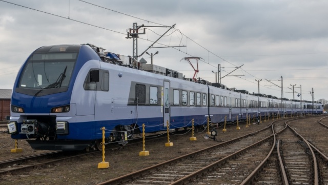 Nie wszystkie pociągi Flirty wyjadą już w grudniu na trasy. PKP Intercity zamierza stopniowo wprowadzać je do swojej siatki połączeń.