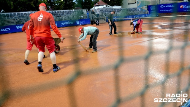 Pogoda pokrzyżowała plany organizatorom turnieju Pekao Szczecin Open. Z powodu opadów deszczu zostały przerwane pojedynki pierwszej rundy, w tym mecze Polaków Marcina Gawrona i Kamila Majchrzaka.