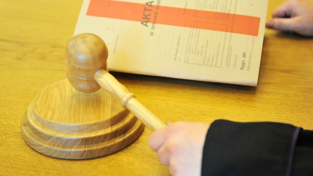 Sąd apelacyjny złagodził kary dla urzędników z Kamienia Pomorskiego, których zaniedbania doprowadziły do pożaru hotelu socjalnego - podaje Głos Szczeciński.