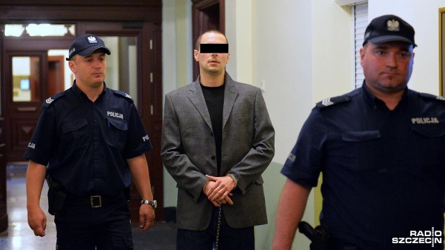 Ruszył proces oskarżonego o morderstwo trzech osób. Do dramatu doszło cztery lata temu w willi w szczecińskim Dąbiu. Radosław W. jest podejrzewany o zabicie swojej matki, ojczyma i przyrodniego niepełnosprawnego brata.