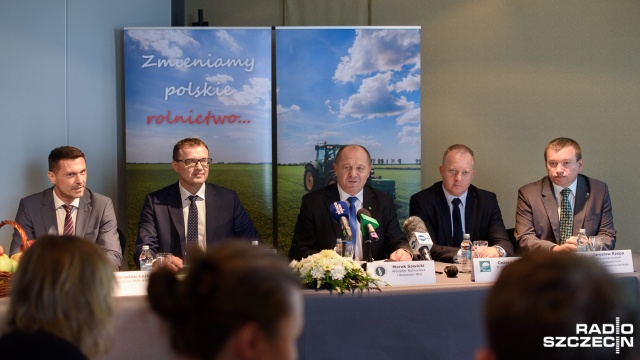 600 milionów złotych otrzymają rolnicy poszkodowani z powodu suszy - to będą środki z budżetu państwa i Unii Europejskiej - zadeklarował w Szczecinie minister rolnictwa.