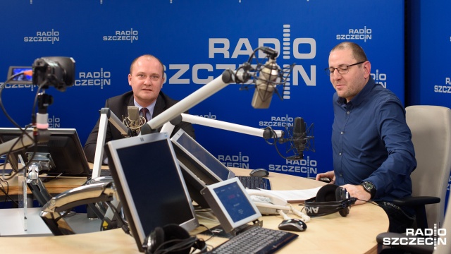 Relacje personalne nie mają wpływu na decyzje miasta - tak mówi prezydent Szczecina. Piotr Krzystek w Rozmowach pod krawatem tłumaczył, że plany przebudowy stadionu Pogoni, zamiast budowy nowego, są efektem analiz, a nie - jak pytał prowadzący - złej chemii pomiędzy nim a prezesem klubu Pogoni Szczecin.
