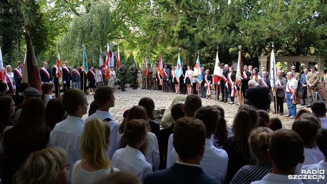 W czwartek pod pomnikiem Sybiraków na Cmentarzu Centralnym złożono kwiaty. W ten sposób uczczono ofiary deportacji jakie dotknęły obywateli Polskich, których sowieci wywieźli w głąb ZSRR po zajęciu wschodnich terenów Rzeczypospolitej w 1939 roku.