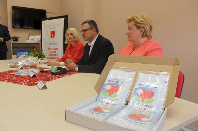 10 tysięcy kopert życia dostaną szczecińscy seniorzy. To przezroczyste woreczki strunowe wielkości zeszytu, do których należy włożyć m.in.: swoje dane, informacje o chorobach czy przyjmowanych lekach. Jest też na nich plakietka z numerami alarmowymi.