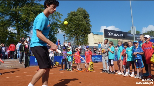 Serb Stefan Bojić na kortach przy al. Wojska Polskiego w ramach Pekao Szczecin Open zagrał pokazowy mecz z jednym zawodników turnieju, a później zaprezentował tenisowe tricki.