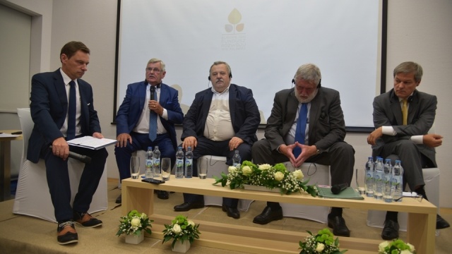 Wybudowane setki kilometrów sieci gazowych, wodociągów i dróg gminnych oraz 250 tysięcy nowych abonentów telefonicznych na wsi. Fundacja - Europejski Fundusz Rozwoju Wsi Polskiej obchodzi właśnie 25-lecie działalności.