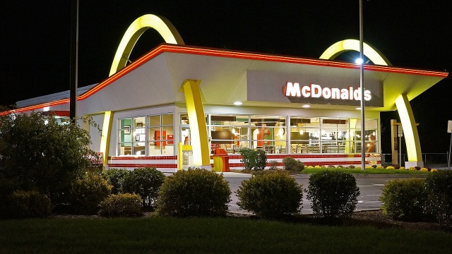 Prawie pięć tysięcy dolarów odszkodowania ma zapłacić restauracja McDonald rodzicom 3-latki poparzonej kawą.