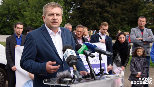 Proszę pytać prokuraturę - w ten sposób były minister zdrowia Bartosz Arłukowicz odpowiedział na pytanie dziennikarzy o tzw. aferę taśmową. Podczas niedzielnej konferencji dziennikarze pytali też o jego miejsce na szczecińskiej liście PO do Sejmu. Arłukowicz miał być pierwszy, a jest ostatni. W niedzielę były minister zainaugurował kampanię wyborczą do parlamentu.