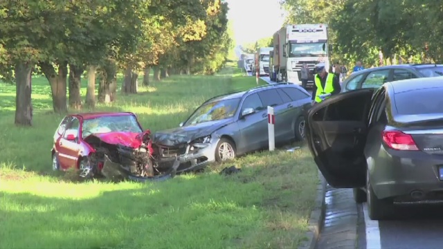Cztery samochody zderzyły się na krajowej dziesiątce na wysokości Krąpieli, między Stargardem a Reczem. Siedem osób jest rannych. Do wypadku doszło w niedzielę ok. godz. 16.