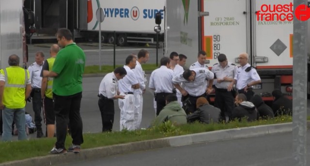 Jedenastu imigrantów z Bliskiego Wschodu wiózł w ciężarówce polski kierowca we Francji - informuje dziennik Le Figaro.