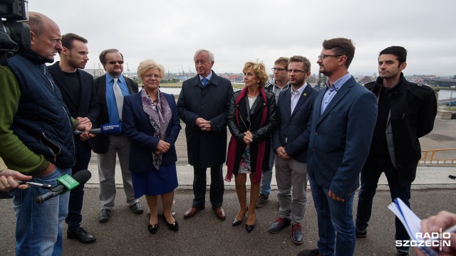 Europoseł Bogusław Liberadzki z Sojuszu Lewicy demokratycznej, krytykuje rząd za brak wykorzystania pieniędzy z Unii Europejskiej i ślimaczące się inwestycje. W poniedziałek poparł szczecińską listę SLD do parlamentu.