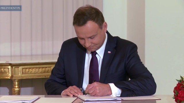 Kobiety w wieku 60 lat, a mężczyźni 65 mają przechodzić na emeryturę według projektu ustawy zaproponowanej w poniedziałek przez prezydenta RP Andrzeja Dudę.