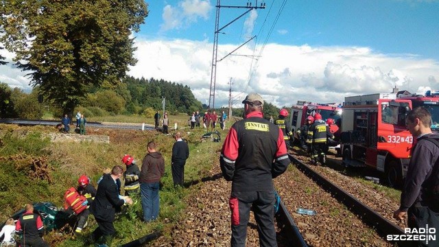 Prawie dwie i pół godziny opóźnienia ma pociąg, pod który przed godziną 14 wjechał samochód osobowy.