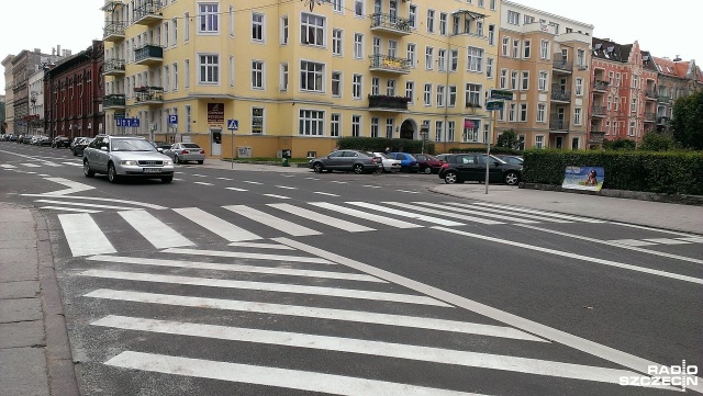 Nowa organizacja ruchu na ulicy 5 Lipca w Szczecinie. Prace po przebudowie jezdni i chodników już się skończyły. Teraz trwa malowanie oznakowania poziomego jezdni i ustawianie znaków.