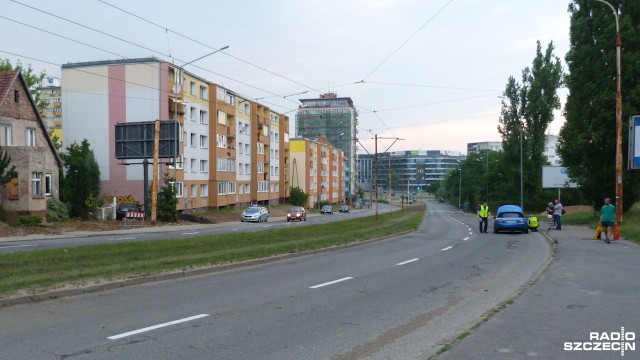 Nie policjant, a kierowca niebieskiej Mazdy śmiertelnie potrącił mężczyznę w wypadku w al. Powstańców Wielkopolskich w Szczecinie. Tak wynika z opinii przygotowanej dla prokuratora przez biegłego z zakresu ruchu drogowego i techniki samochodowej.
