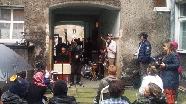 Międzynarodowy zespół dał koncert w starym szczecińskim podwórku. Blisko sto osób przyszło z krzesełkami, niektórzy przyjechali na rowerach, inni zabrali też psy.