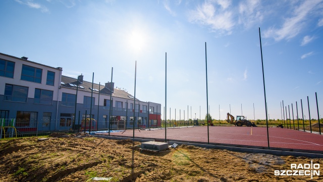 Boisko o powierzchni 600m2 znalazło się przy szkole podstawowej ,,Nawigator. Służy ono do gry w bezkontaktową odmianę dyscypliny, przeznaczoną dla dzieci.