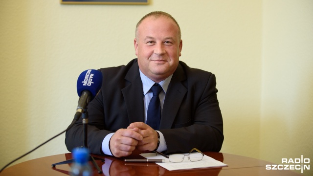 Sesja rady miasta przełożona przez kampanię - zamiast w połowie października, radni spotkają się dwa dni po wyborach parlamentarnych. Będzie to posiedzenie, na którym odbędzie się dyskusja i głosowanie nad uchwałą przeciwko stawianiu w Szczecinie pomnika Lecha Kaczyńskiego.