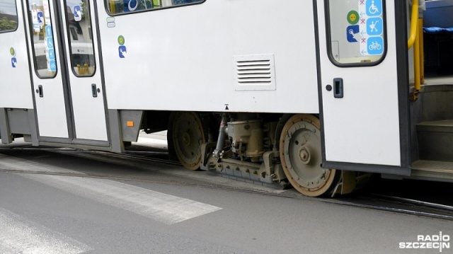 Przez ponad dwie godziny zmienionymi trasami jeździły niektóre tramwaje w Szczecinie. 3 i 6 zawracały przez ul. Dworcową, a 4, 11 i 12 przez Jagiellońską i Wawrzyniaka. Sytuacja wróciła do normy ok. 15.00.
