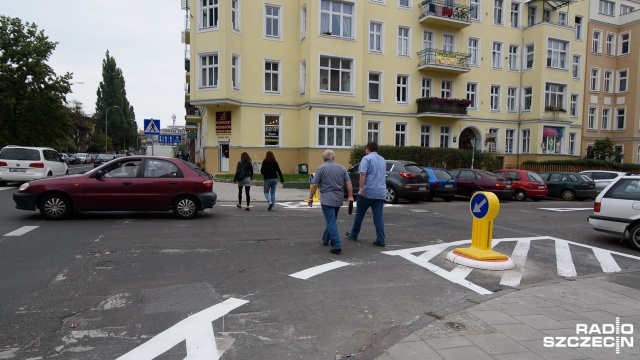 Zamiast pasów - obniżone krawężniki i przerywana linia, która sugeruje, w którym miejscu trzeba przejść. Tak wyglądają przejścia dla pieszych w okolicach ul. 5 Lipca w Szczecinie. To pierwsze takie rozwiązanie na szczecińskich ulicach.