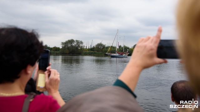 Na ponad dwa lata zostawiają za sobą lądowe życie i płyną jachtem w rejs dookoła świata. Czterech mężczyzn i trzy kobiety na jachcie Wassyl w piątek odcumowali z nabrzeża szczecińskich Wałów Chrobrego.