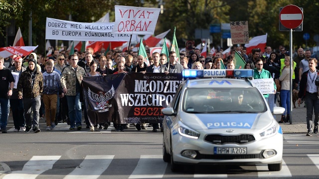 Nie dla imigrantów, tak dla repatriantów. Pod takim hasłem w sobotę w Szczecinie manifestowało ponad tysiąc osób. Marsz przeszedł sprzed urzędu wojewódzkiego na Wałach Chrobrego pod urząd miasta w Szczecinie. Oprócz polskich barw, manifestujący przynieśli ze sobą także flagi Węgier.