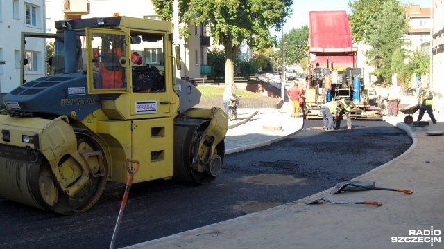 Jeszcze kilka tygodni potrwają prace remontowe w centrum Goleniowa na ulicy Słowiańskiej. Od wtorku trwa asfaltowanie nawierzchni.