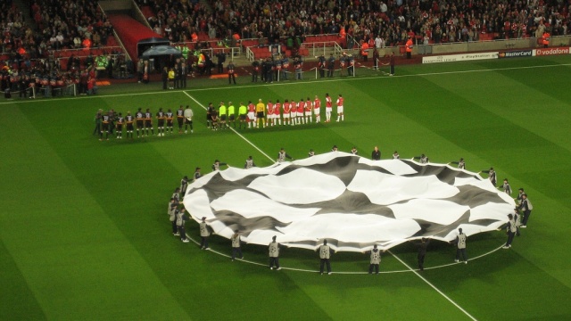 Grzegorz Krychowiak z Sevilli zagra z Juventusem Turyn, Manchester United z Wolfsburgiem, a Real Madryt z Malmoe - m.in. te pojedynki czekają kibiców w drugim dniu drugiej kolejki piłkarskiej Ligi Mistrzów.