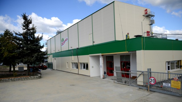 Producent drobiu szczecińska firma Drobimex zwiększa produkcję prawie o połowę. W Dąbiu otwarto w środę nową linię technologiczną do schładzania drobiu. Ma ona ponad pięć kilometrów długości.