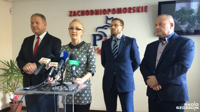 Działacze Prawa i Sprawiedliwości ze Szczecina podkreślają, że trzeba działać jak w rodzinie, gdy na przykład rodzice ułatwiają dzieciom start w dorosłość. Ich zdaniem, największe problemy w tej sferze to wysokie bezrobocie wśród młodych, co często wymusza emigrację i decydowanie się na rodzenie dzieci zagranicą.