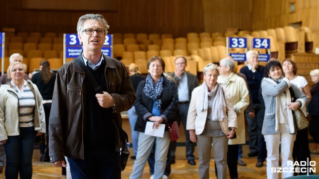 Zamiast załatwiać urzędowe sprawy, zaczęli śpiewać - szczeciński chór Collegium Maiorum zorganizował nietypową akcję w biurze obsługi interesantów urzędu miasta.