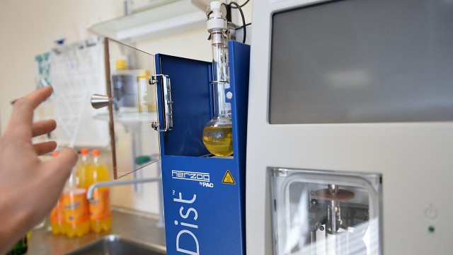 Laboratoria szczecińskiej Akademii Morskiej otwarte. Przy ulicy Willowej w Szczecinie powstało Centrum Badania Paliw, Cieczy Roboczych i Ochrony Środowiska.
