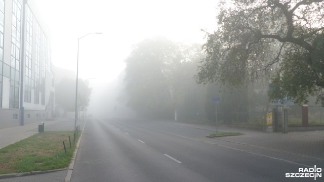 Od sobotniego poranka w Szczecinie utrzymuje się gęsta mgła.