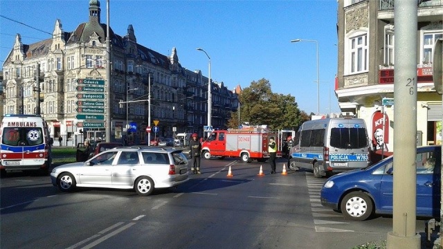 Wypadek na Placu Kościuszki w Szczecinie. Około godziny 9 zderzyły się tam dwa auta: Opel i Daewoo Matiz. Ranne zostały trzy osoby.