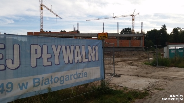 Budowa pływalni w Białogardzie na półmetku. Przy ulicy Moniuszki, tuż przy obiektach Białogardzkiego Ośrodka Sportu i Rekreacji, powstaje obiekt jakiego jeszcze mieszkańcy 24-tysięcznej miejscowości nie mieli.