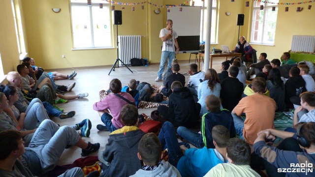 W rytmie hip-hopu opowiadają o doświadczeniach z używkami i przed nimi przestrzegają. Szczeciński oddział Akcji Humanitarnej Życie rozpoczął cykl spotkań profilaktycznych w szkołach, placówkach wychowawczych i aresztach. Prowadzą je m.in. byli więźniowie oraz ci, którzy wyszli z uzależnienia od narkotyków. Oprócz rad, dają też minikoncerty.