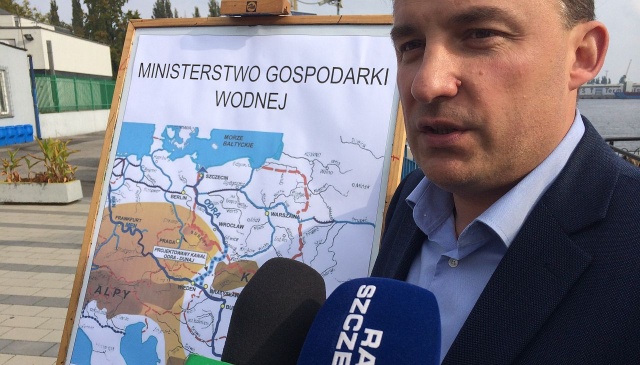 Chcą powołania super ministerstwa do spraw wodnych, postulują budowę kanału Odra-Dunaj jako korzyść dla portu w Szczecinie i na przykładzie książki z lat 70. przypominają jego świetność - kandydaci Ruchu Kukiz 03915 przedstawili swoje pomysły na rozwój gospodarki morskiej w naszym regionie.