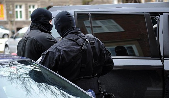 Centralne Biuro Śledcze zatrzymało 11 rolników z rejonu Pyrzyc i byłego pracownika Agencji Nieruchomości Rolnych. We wtorek rano agenci CBŚ weszli do domów rolników, zabezpieczyli ich komputery i przewieźli mężczyzn do prokuratury na przesłuchania. Śledczy przedstawili im już zarzuty ustawiania przetargów na zakup ziemi od ANR-u na łączną kwotę sześciu milionów złotych.