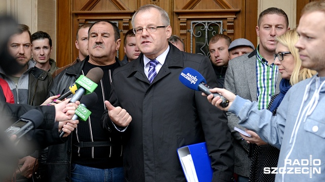 Koledzy zatrzymanych 11 rolników zebrali się w geście solidarności przed siedzibą prokuratury w Szczecinie.