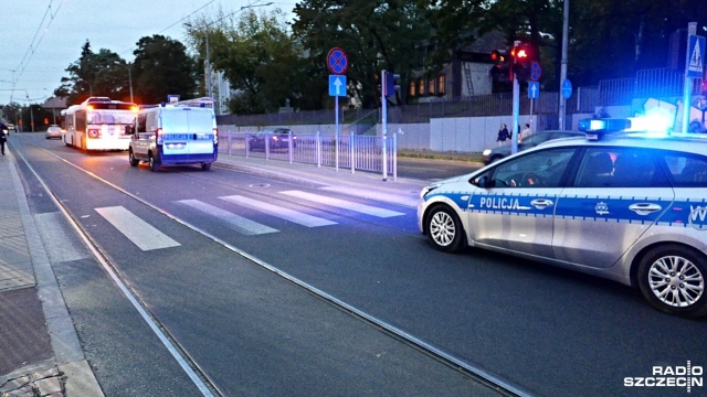 Autobus linii B potrącił pieszą na ul. Arkońskiej przy Wszystkich Świętych w Szczecinie. Do zdarzenia doszło w środę po godz. 18. Ranna kobieta trafiła do szpitala.