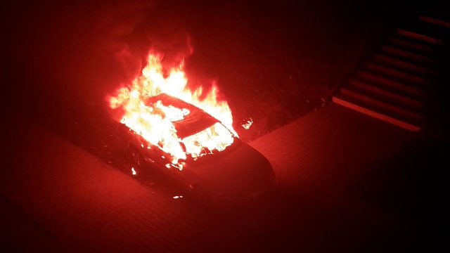 Nad ranem, około 4.30 w Szczecinie na ulicy 9 Maja spłonął VW Passat. Interweniowała straż pożarna.