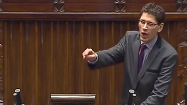 Okupacja sejmowej mównicy na koniec kadencji ze Szczecinem w tle. Poseł niezrzeszony Jarosław Gromadzki nie chciał jej opuścić. Został wyprowadzony z sali w asyście Straży Marszałkowskiej - informuje portal tvn24.pl.