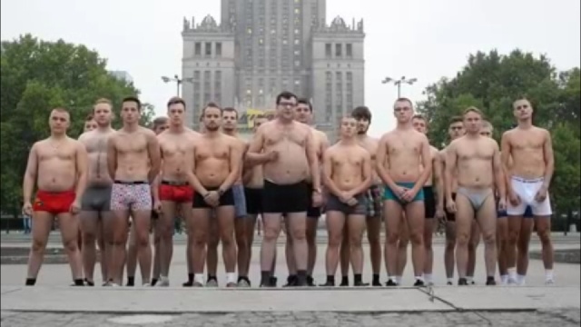 W samych majtkach i butach pod Pałacem Kultury i Nauki w Warszawie - taki jest spot wyborczy Zbigniewa Stonogi. Biznesmen opublikował go w Internecie. Razem z kandydatami ze swojego komitetu przekonują w bieliźnie, że Polska jest naga.