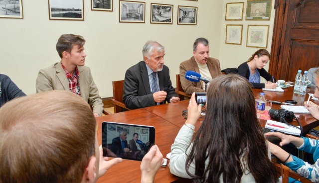 10 dziennikarzy z Ukrainy uczy się w Szczecinie o tym, jak Polska przygotowywała się do wstąpienia do Unii Europejskiej. Grupa przyjechała do nas dzięki Fundacji Solidarności Międzynarodowej i szczecińskiemu Oddziałowi Związku Ukraińców w Polsce. Dziennikarze lekcje pobierali u wojewody zachodniopomorskiego, prezydenta Szczecina oraz prezesa Radia Szczecin.