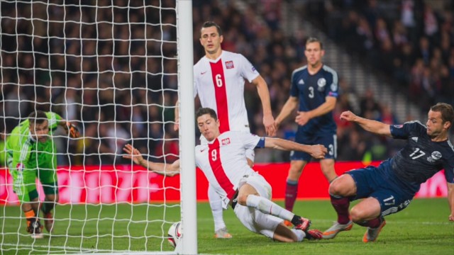 Dreszczowiec w Glasgow. Lewy ratuje remis dla Polski [WIDEO]