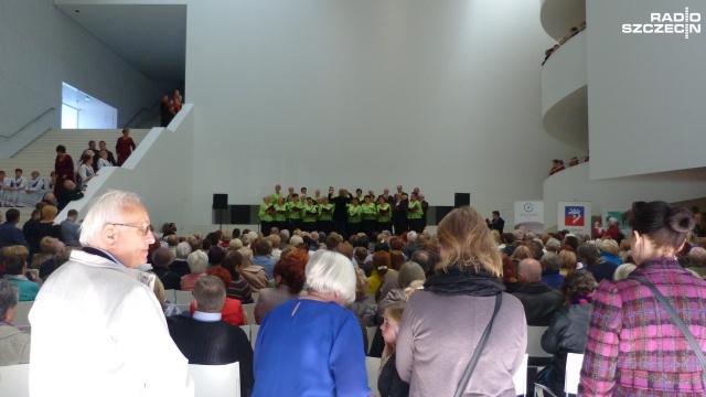 300 chórzystów z całej Polski na finale projektu Cały Szczecin śpiewa. W niedzielę hol główny szczecińskiej filharmonii zapełnił się chórzystami, którzy przyjechali z różnych stron naszego kraju, by wspólnie śpiewać, także o naszym mieście.