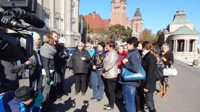 Rodziny domagają się uwolnienia zatrzymanych rolników z powiatu pyrzyckiego. Żony i matki podejrzanych przyjechały do Szczecina, by stąd zaapelować do - jak mówią - najwyższych władz w państwie o interwencję.
