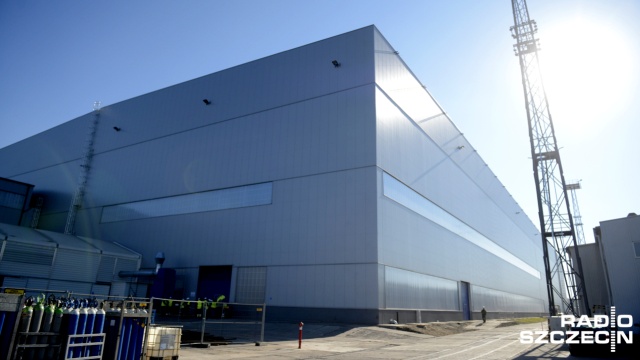 Fabryka podstaw do morskich elektrowni wiatrowych na wyspie Gryfia w Szczecinie rozpoczyna produkcję. Na razie testową. Pracownicy uczą się jak obsługiwać maszyny, a technicy sprawdzają czy te pracują dobrze. Gotowe są już potężne blaszane walce, z których powstaną podstawy do elektrowni. Każda z nich, po złożeniu, będzie mieć 24 metry wysokości.