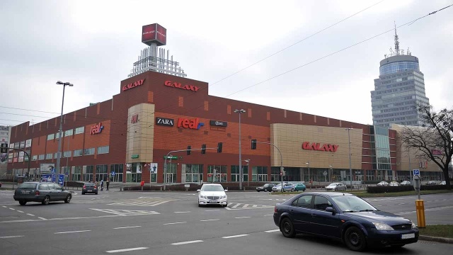 Ewakuacja w centrum handlowym Galaxy w Szczecinie. Syreny systemu alarmowego włączyły się krótko przed godziną 17. w poniedziałek.