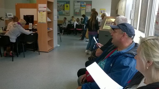 Studenci zatrudnieni podczas wakacji na umowę zlecenie muszą liczyć się z tym, że mogli stracić uprawnienia do bezpłatnych świadczeń medycznych - przypomina Małgorzata Koszur z zachodniopomorskiego oddziału Narodowego Funduszu Zdrowia.